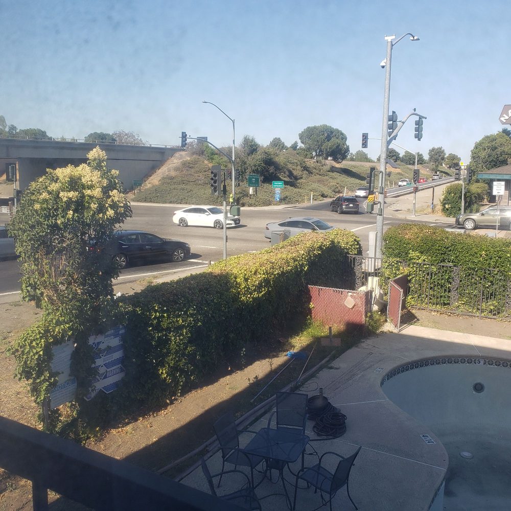 Econo Lodge - Next to the freeway, freeway off ramp, and a main street. - Hotels Near Me - Tracy, California