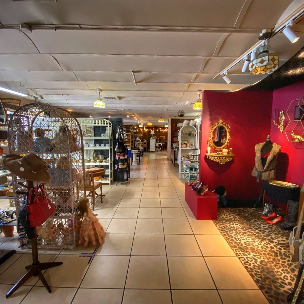 Brooksville Trading - Main hallway in front of store - Antiques Near Me - Brooksville, Florida Brooksville Trading - Main hallway in front of store - Antiques Near Me - Brooksville, Florida