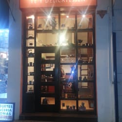 Fachada de noche de Milagritos