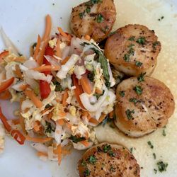 Cold Springs Inn & Brewing - Seared scallops appetizer with overly tangy slaw
