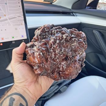 Randy's Donuts - apple fritter - Donuts Near Me - Inglewood, California
