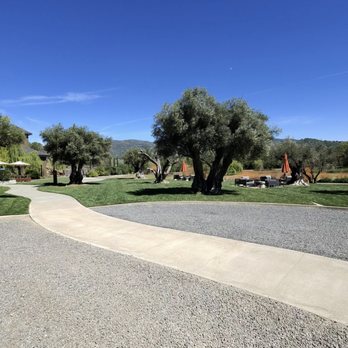 Saracina Vineyards - OUtside - Wine Tours Near Me - Hopland, California Saracina Vineyards - OUtside - Wine Tours Near Me - Hopland, California