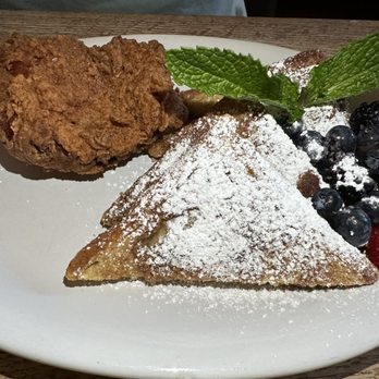 Peaches - CHICKEN AND TOAST  Boneless Fried Chicken, French Toast, Fresh Berries - Southern Near Me - Brooklyn, New York