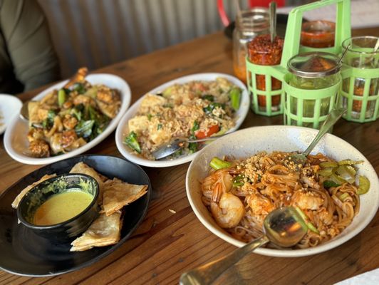 Photo of Imm Thai Street Food - Berkeley, CA, US. Roti Dip Pad Thai Pad Se Ew Thai Fried Rice