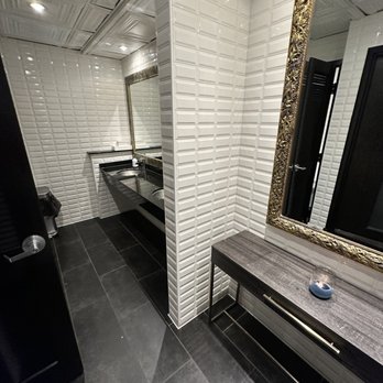 Tre Vele - Women's bathroom - Italian Near Me - Sandy Springs, Georgia Tre Vele - Women's bathroom - Italian Near Me - Sandy Springs, Georgia
