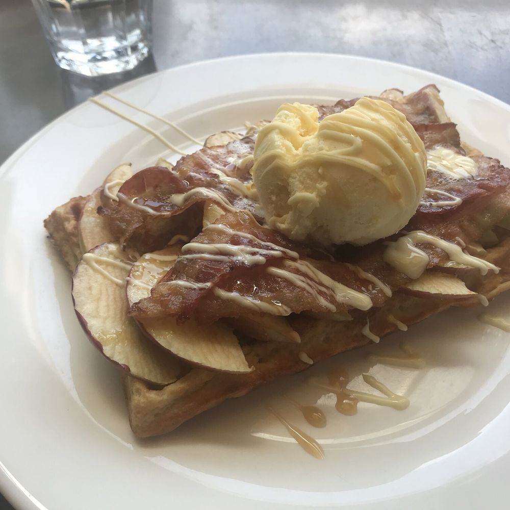 Cacao 70 - Apple Bacon Waffle - Desserts Near Me - Montreal, Quebec Cacao 70 - Apple Bacon Waffle - Desserts Near Me - Montreal, Quebec