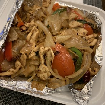 D E Thai Kitchen - Pad kee mao w/ chicken - chicken was juicy! - Thai Near Me - Las Vegas, Nevada