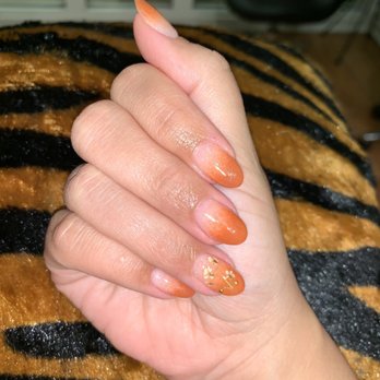 Hands Down - Fall ready! Ombré with dried flowers - Nail Salons Near Me - Claremont, California
