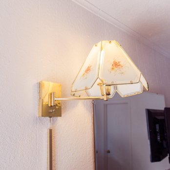 Hacienda Motel - Old lamp on wall - Hotels Near Me - Alturas, California Hacienda Motel - Old lamp on wall - Hotels Near Me - Alturas, California