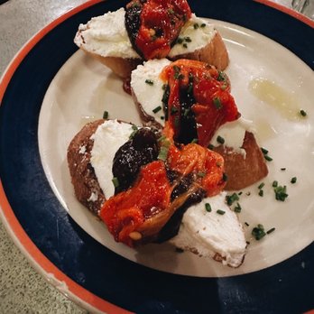 La Bodega - Higos y Queso de Cabra - Tapas Bars Near Me - Kansas City, Missouri