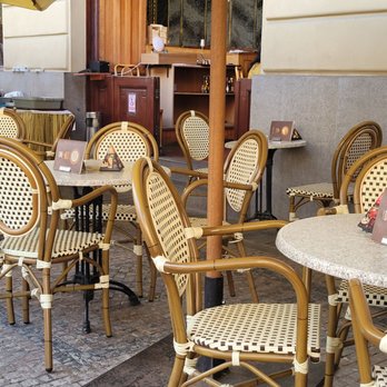 Plzeňská restaurace - Patio where you can watch all the tourists passing by - Czech Near Me - Prague, Puerto Rico Plzeňská restaurace - Patio where you can watch all the tourists passing by - Czech Near Me - Prague, Puerto Rico