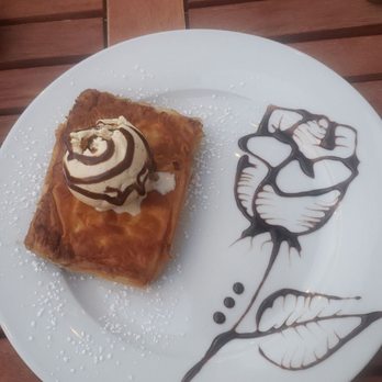 The Glunz Tavern - Apple strudel dessert with chocolate rose decoration - Bars Near Me - Chicago, Illinois The Glunz Tavern - Apple strudel dessert with chocolate rose decoration - Bars Near Me - Chicago, Illinois