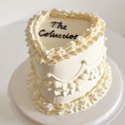 Lari Bakery - small wedding cake in vintage style