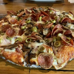 Mushroom, red onion, pepperoni, olive pizza Mushroom, red onion, pepperoni, olive pizza