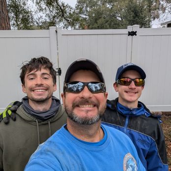 4 Tradesmen Fencing - 2 Tradesmen and founder in gorgeous finished vinyl fence installation. Highly rated fence company - Fences & Gates Near Me 4 Tradesmen Fencing - 2 Tradesmen and founder in gorgeous finished vinyl fence installation. Highly rated fence company - Fences & Gates Near Me
