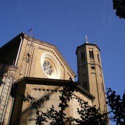 Caputher See - Caputher Kirche von Bäumen umgeben