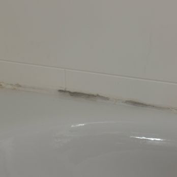 Best Western Plus Clarks Summit Scranton - Mold in tub / shower - Hotels Near Me - Clarks Summit, Pennsylvania