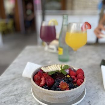 Parakeet Café - a bowl of fruit on a table - Coffee & Tea Near Me - La Jolla, California Parakeet Café - a bowl of fruit on a table - Coffee & Tea Near Me - La Jolla, California