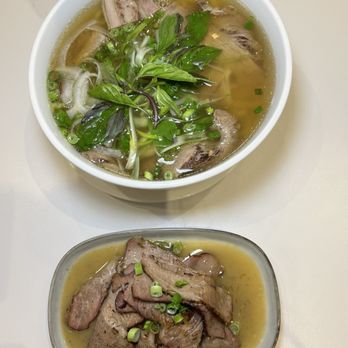 Di An - PHỞ BÒ HUN KHÓI (SMOKED BEEF BRISKET PHO) - Vietnamese Near Me - Toronto, Ontario