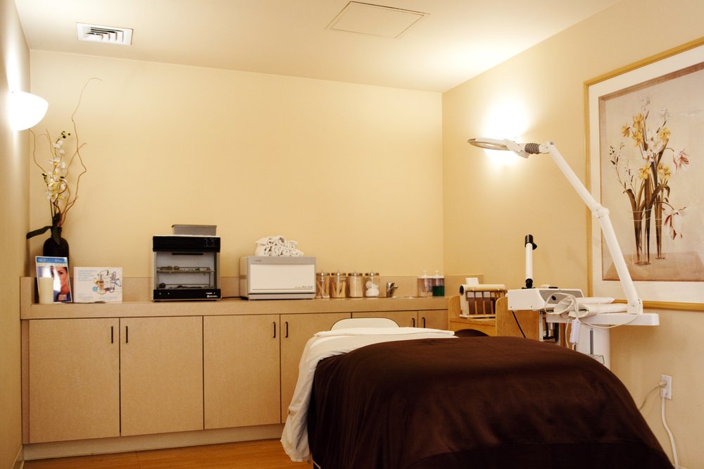 Sanctuary Spa at Bay Club Courtside Logo