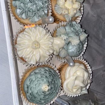 The Cupcake Experience - Half Dozen Jumbo Cupcakes - Cupcakes Near Me