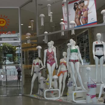 Divinas - En la vidriera se puede percibir la variedad de modelos para todas las mujeres - Women's Clothing Near Me - Rosario, S