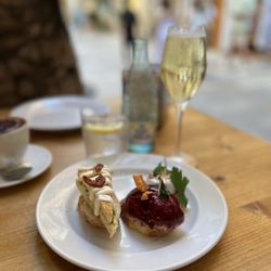 Euskal Etxea Taberna - Pintxos y copa de cava