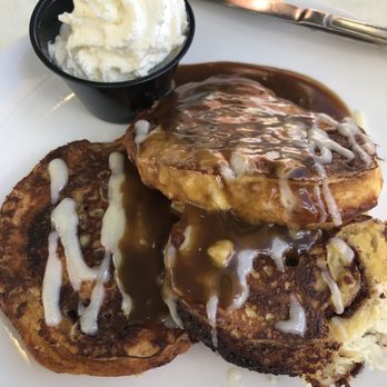 Another Broken Egg Cafe - Cinnamon Roll French Toast with a OMG amazing rum butter sauce!! - Breakfast & Brunch Near Me - Winter Park, Florida