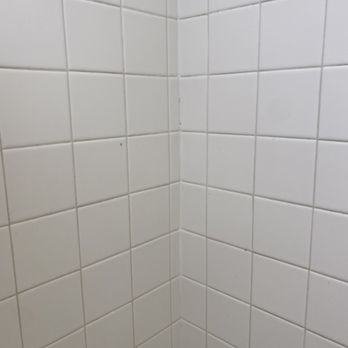 Kings Inn San Diego - Bathroom walls have blue stains???? - San Diego, CA