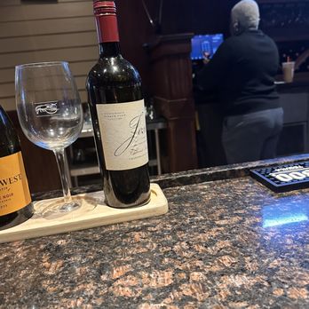 Red Lobster - The bartender with her AirPods in her ears talking on the phone instead of greeting me - Seafood Near Me - Bronx, New York