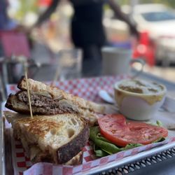 Americana - Breakfast sandwich and patty melts are too live for here !