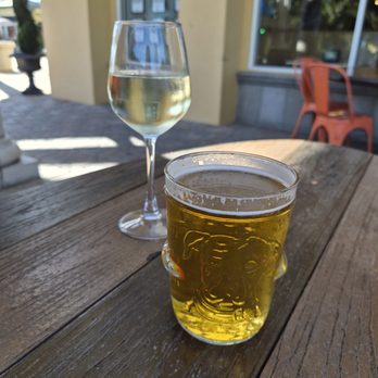 Beach Hut Deli - Wine and beer - Sandwiches Near Me - Dana Point, California