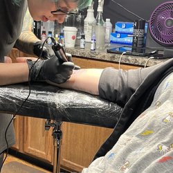 9 Lives Tattoo - Brandie creating her masterpiece!