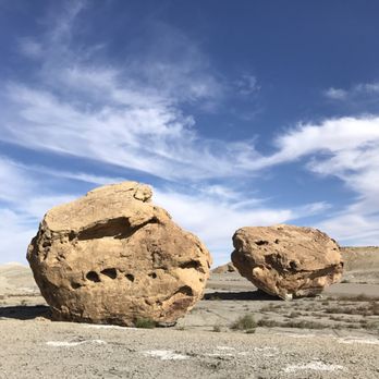 Alstrom Point - Boulders on the drive up - Hiking Near Me - Big Water, Utah
