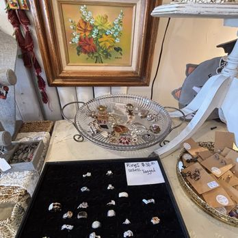 Bilinda's Vintage Treasures - Vintage jewelry - Antiques Near Me - Carefree, Arizona Bilinda's Vintage Treasures - Vintage jewelry - Antiques Near Me - Carefree, Arizona