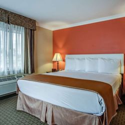 Howard Johnson Hotel & Suites by Wyndham Reseda - Guest room