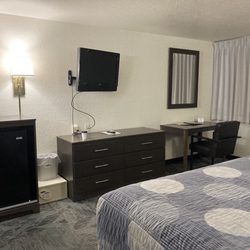 Locomotive Inn - Remodeled room