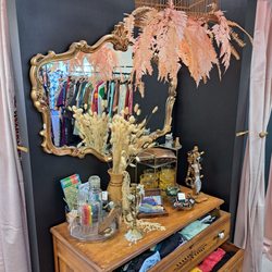 BoHo Hoarder - More vintage / curated good.