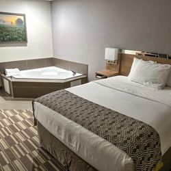 Microtel Inn and Suites by Wyndham Lubbock - A nice, cozy room with a jacuzzi.
