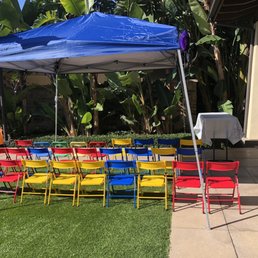 Kids show with chairs