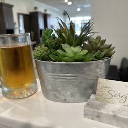 Salon Sage - Roomy and luxurious stations and tasty amenities
