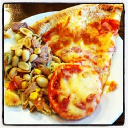 Muerde La Pasta - Combinado de ensalada de pasta con pizza y tomate en Muerde la Pasta