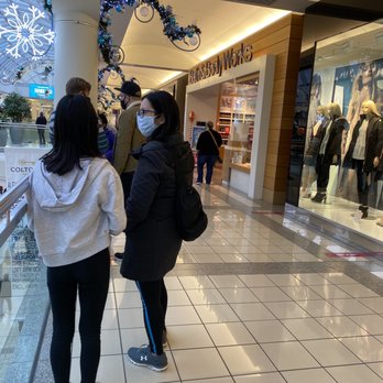 Bath & Body Works - Line waiting to enter at 11:10 am, shortly after it opened. - Cosmetics & Beauty Supply Near Me - Burnaby, British Columbia