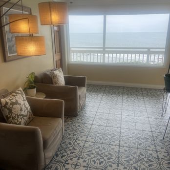 Cliff House Inn - Lobby - Hotels Near Me - Ventura, California