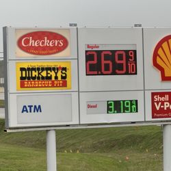 Texaco Ashley's At Valley Ranch - This is the sign on the ground. Notice it makes no distinction between Cash or Credit.