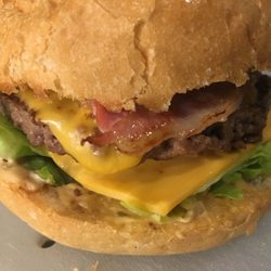 Hype Food 22 - J'ai vraiment aimé ce petit restaurant spécialisé dans les burgers belges. Très bon rapport qualité prix.  Les frites alors....