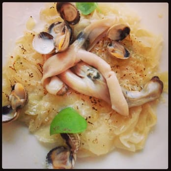 Fish la Boissonnerie - Clams and Squid over a bed of sautéed onions. - French Near Me - Paris, 75