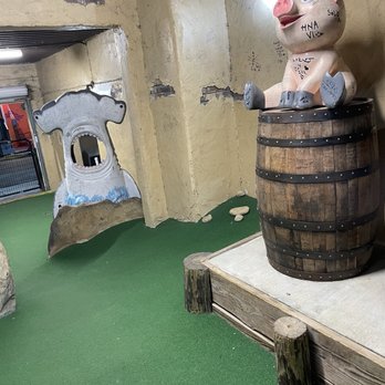 Gator Golf - Inconsistent theming, tons of graffiti and property damage. - Mini Golf Near Me - Orlando, Florida