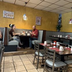 Blueberry Hilltop Cafe - Clean and inviting dining room...[I checked with the pictured couple for permission to use the photo and they agreed]