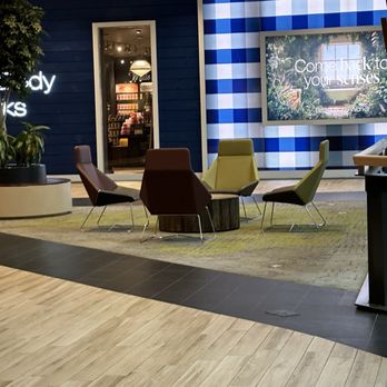 Hawthorn Mall - Elegant sitting area - Shopping Centers Near Me - Vernon Hills, Illinois Hawthorn Mall - Elegant sitting area - Shopping Centers Near Me - Vernon Hills, Illinois